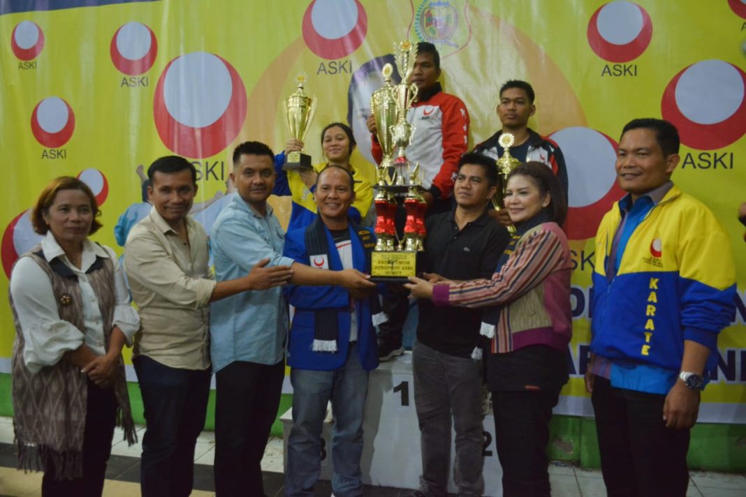 Kontingen ASKI Taput raih juara umum Kejurda ASKI Sumut 2023, di GOR Sidikalang, Sabtu (7/10/2023). (Dok/Kominfo Dairi)