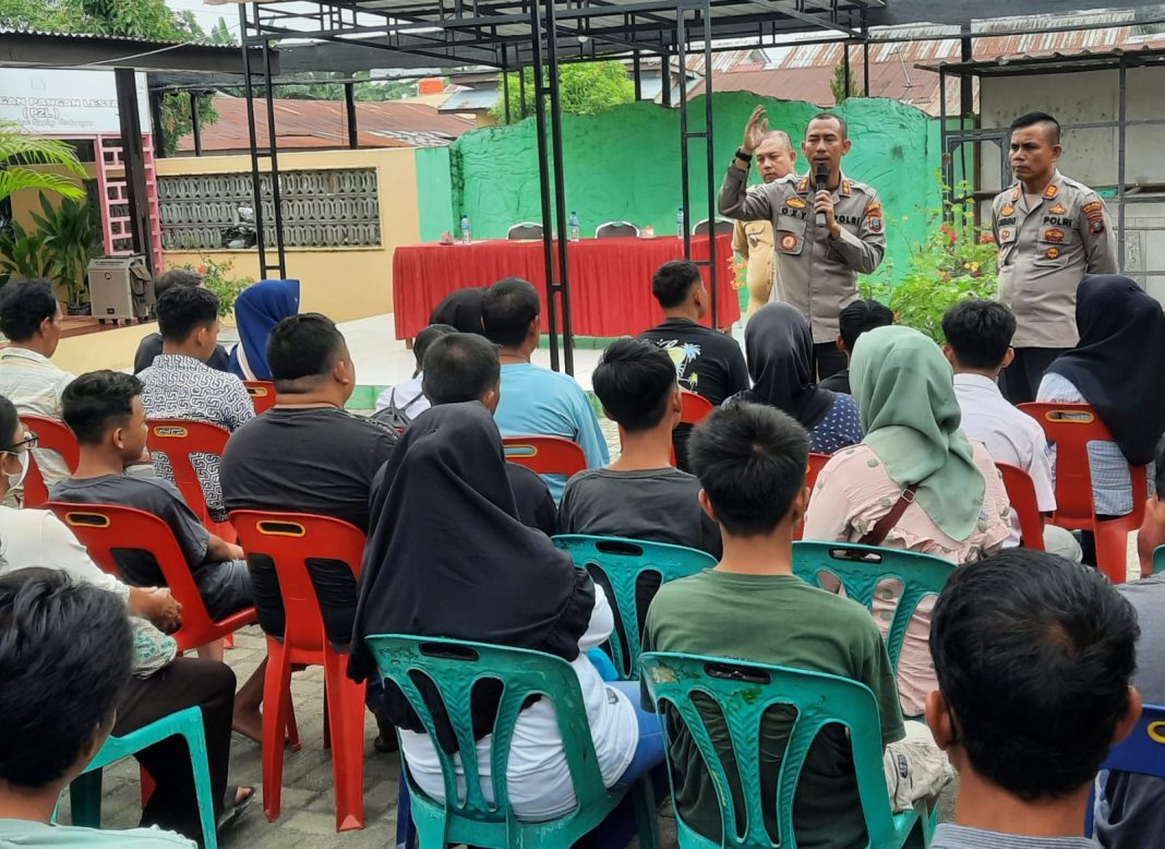 Kapolres Sergai AKBP Oxy Yudha Pratesta didampingi Kapolsek Perbaungan AKP M Pandiangan, Camat Perbaungan M Fahmi memberikan pembinaan kepada remaja anggota genk motor dengan didampingi para orang tua masing-masing, agar ke depan tidak mengulangi perbuatannya, Selasa (10/10/2023).