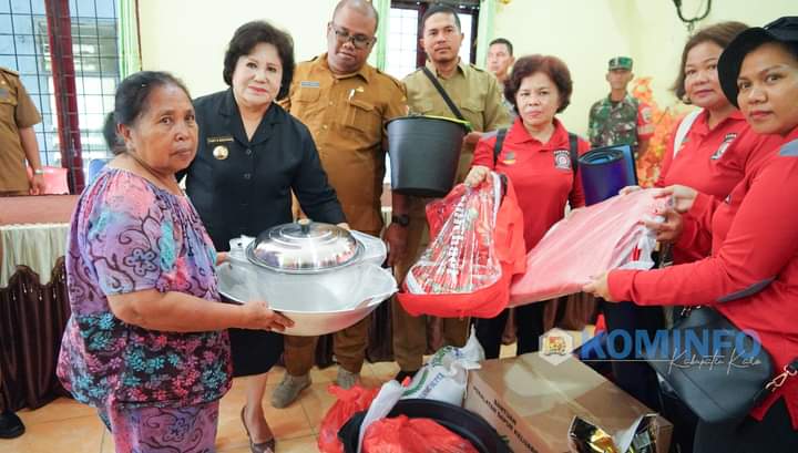 Bupati Karo Cory Sriwati Sebayang didampingi jajaran Dinas Sosial menyerahkan bantuan kepada korban kebakaran 10 unit rumah di Lau Baleng, di Kantor Camat Lau Baleng, Selasa (10/10/2023). (Dok/Kominfo Karo)