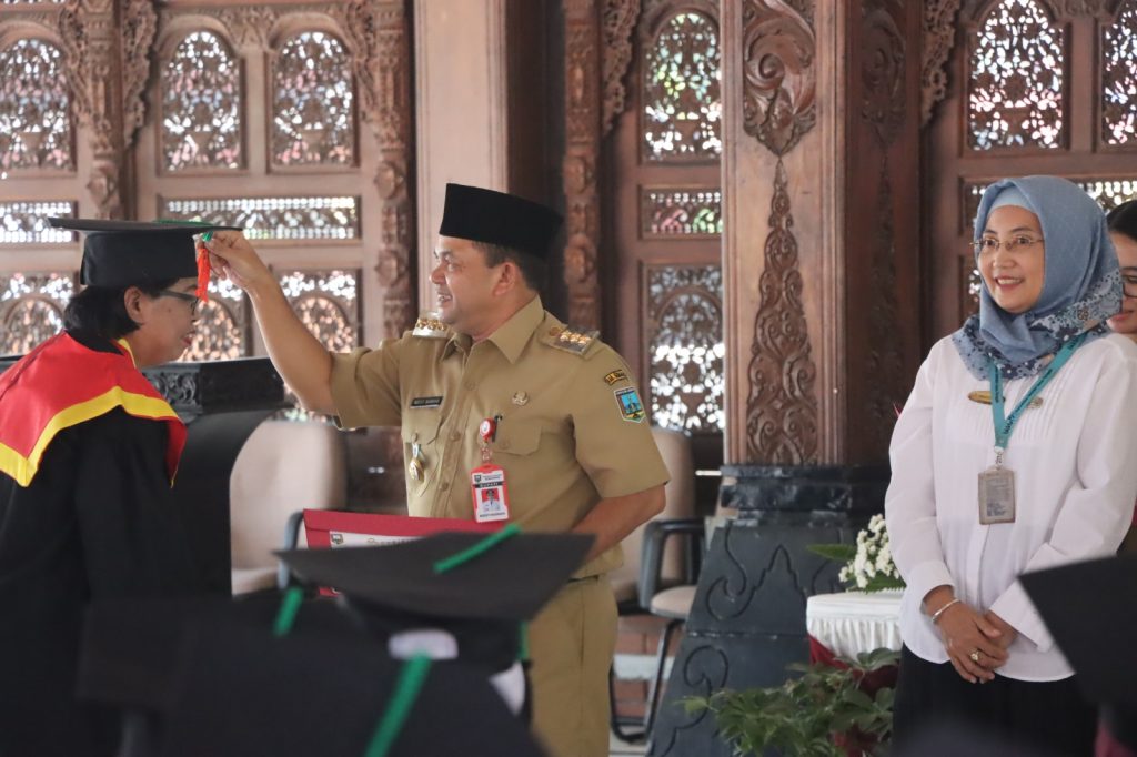 Bupati Semarang Ngesti Nugraha mewisuda 215 siswa sekolah lansia Pancasila Desa Kenteng, di pendapa rumah dinas bupati setempat, Senin (9/10/2023) siang. (Dok/Kominfo Jawa Tengah)