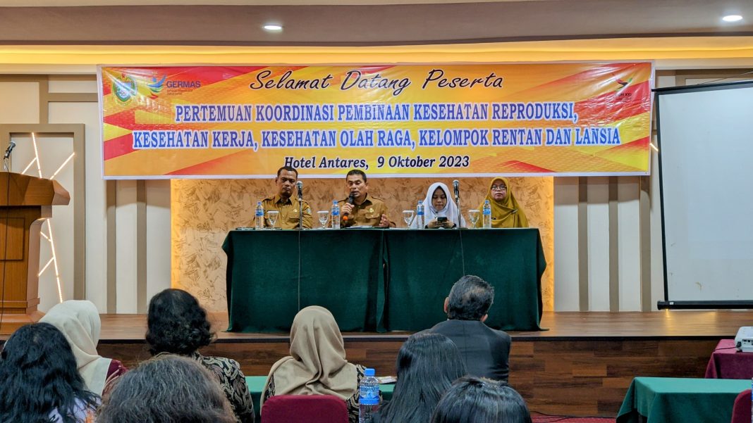 Kepala Dinas Kesehatan Provinsi Sumut dr Alwi Mujahit Hasibuan MKes memberikan kata sambutan di kegiatan pertemuan koordinasi pembinaan kesehatan reproduksi, kesehatan kerja, kesehatan olahraga, kelompok rentan dan lansia, di Hotel Antares Medan, Senin (9/10/2023). (Dok/Dinkes Sumut)