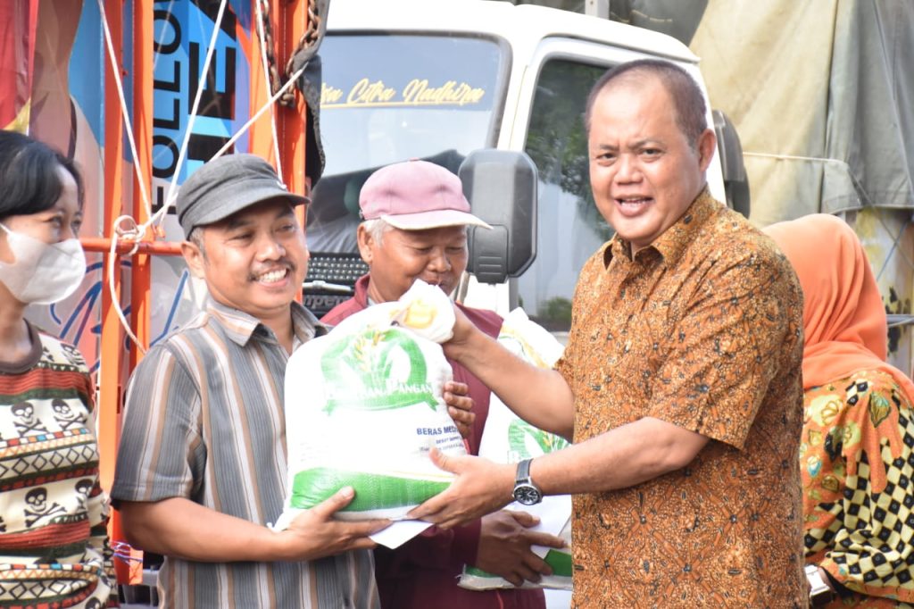 Penyerahan bantuan beras di Pendopo RM Said Rumah Dinas Bupati Karanganyar, Selasa (10/10/2023). (Dok/Kominfo Jawa Tengah)