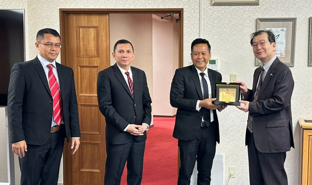 Rektor USU Prof Muryanto Amin saat mengunjungi dan tukar cenderamata dengan salah satu kampus terkemuka di Jepang, Institut Teknologi Muroran. (Dok/USU)