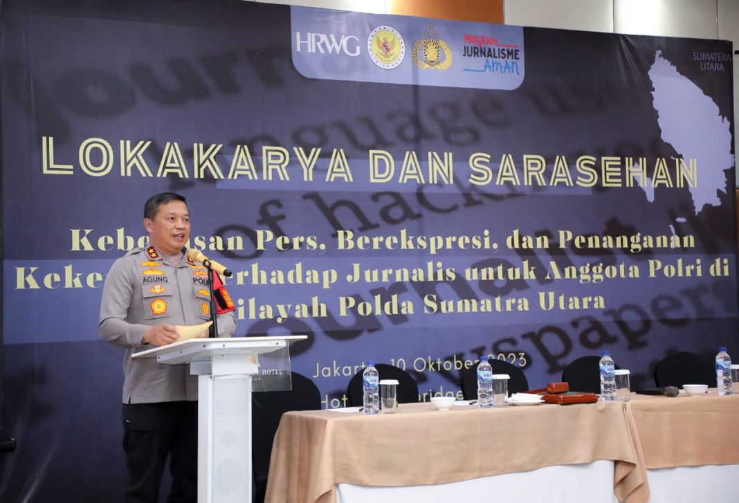 Kapolda Sumut Irjen Pol Agung Setya Imam Effendi memberikan sambutan pada Lokakarya dan Sarasehan tentang kebebasan Pers, kebebasan berekspresi, dan penanganan kekerasan terhadap jurnalis untuk anggota Polri di wilayah Polda Sumut di Hotel Cambridge, Medan, Selasa (10/10/2023). (Dok/Polda Sumut)