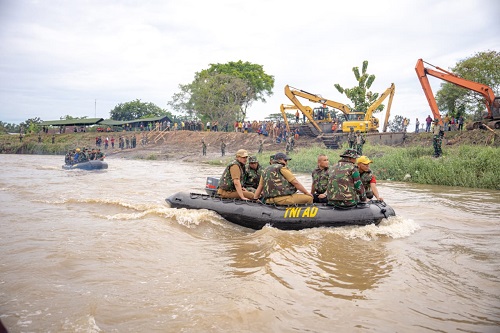 Gotong Royong Bersih Sungai Deli Kolaborasi Pemko Medan dengan TNI AD yang mengusung tema “Peduli Deli”. (Dok/Kominfo Medan)