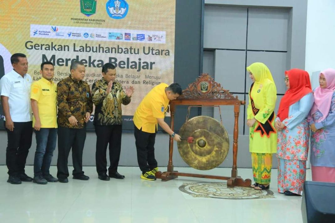 Bupati Labura Hendri Yanto Sitorus, memukul gong menandai dibukanya kegiatan Gerakan Labura Merdeka Belajar dan Festival Belajar.ID di Aula Ahmad Dewi Syukur, Kantor Bupati Labura, Rabu (11/10/2023). (Dok/Kominfo Labura)