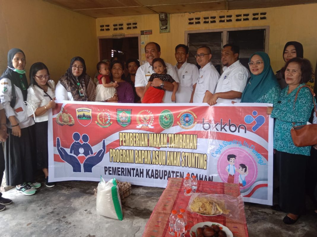 Usai memberikan bantuan makanan tambahan, Wakil Bupati Asahan Taufik ZA Siregar foto bersama dengan Anjaini br Sihombing beserta kedua orang tuanya, Rabu (11/10/2023). (Dok/Kominfo Asahan)