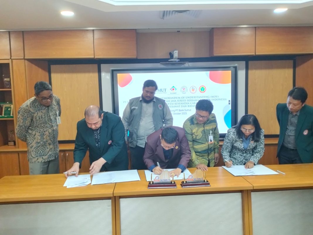 Tiga OP kesehatan melakukan foto bersama usai melakukan penandatangan MoU dengan Bank Sumut dan Koperasi Jasa Sukses Bersama Dokter Indonesia di Gedung Bank Sumut, Rabu (11/10/2023).