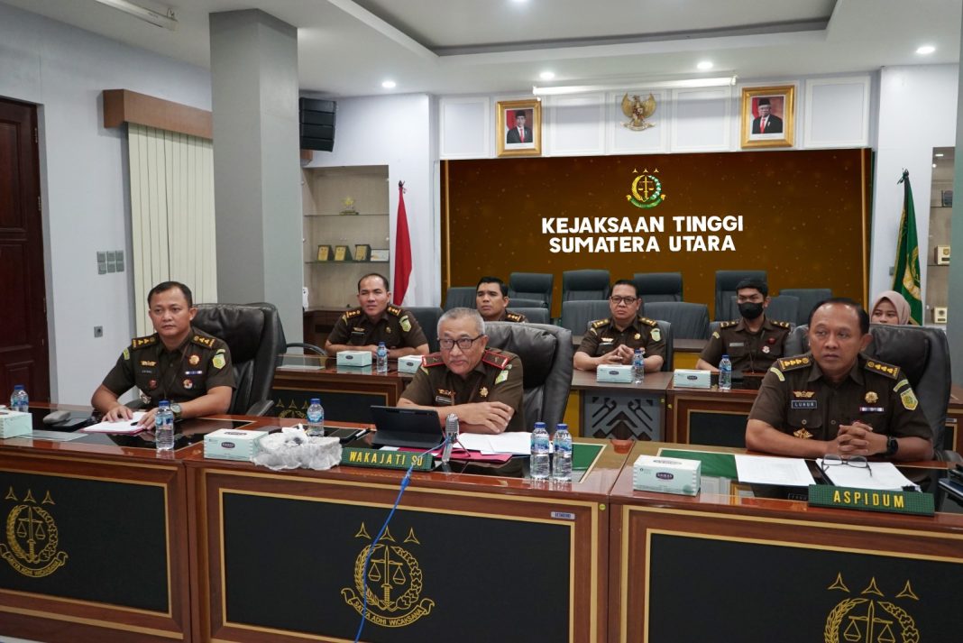 Kajati Sumut Idianto SH MH yang diwakili Wakajati Sumut Drs Joko Purwanto SH memberi keterangan di Kejati Sumut di Medan, Selasa (10/10/2023).