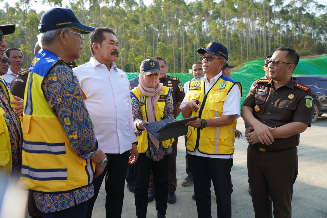 Dalam rangkaian kunjungan kerjanya di Kalimantan Timur, Jaksa Agung ST Burhanuddin menyempatkan diri mengunjungi area pembangunan Ibu Kota Negara (IKN) Nusantara, Kamis (12/10/2023).