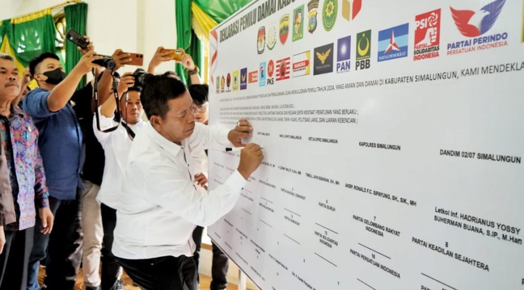 Bupati Simalungun Radiapoh Hasiholan Sinaga menandatangani deklarasi Pemilu damai 2024, di Gedung MUI, Jalan Asahan, Kecamatan Siantar, Kabupaten Simalungun, Kamis (12/10/2023). (Dok/Kominfo Simalungun)