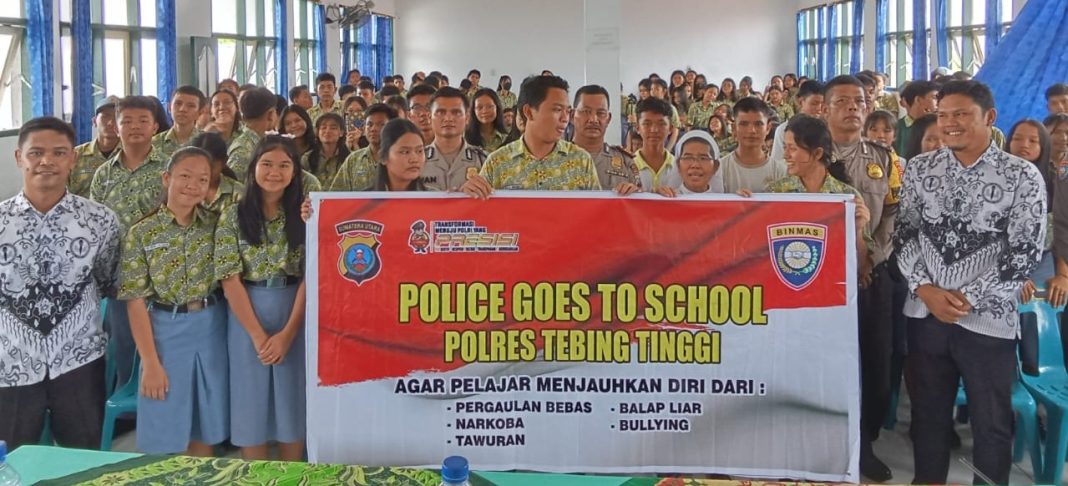 Kasat Binmas AKP BSM Tarigan foto bersama Kepala Sekolah SMA Katolik Cinta Kasih Sr Munir Hasugian SAg, guru dan pelajar usai melaksanakan “Police Go To School” ke SMA Swasta Katolik Cinta Kasih, Jalan Pusara Pejuang, Kamis (12/10/2023). (Dok/Humas Polres Tebingtinggi)