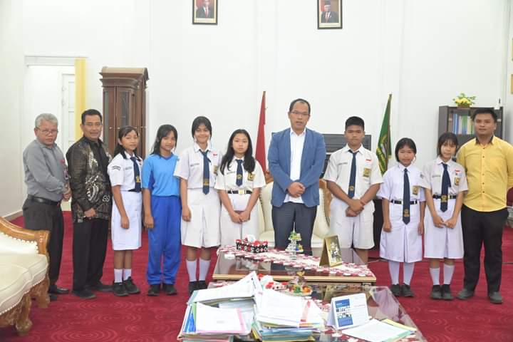 Bupati Humbahas Dosmar Banjarnahor SE foto bersama dengan siswa-siswi SMP Negeri 2 Dolok Sanggul yang punya keahlian melukis, didampingi Kepala Dinas Pendidikan Humbahas Jonny Gultom, Kepsek SMP Negeri 2 Kolbert Pakpahan dan Satar Banjarnahor selaku guru bidang studi seni budaya, di Kantor Bupati, Kompleks Perkantoran Bukit Inspirasi, Kecamatan Dolok Sanggul, Kamis (12/10/2023). (Dok/Kominfo Humbahas)