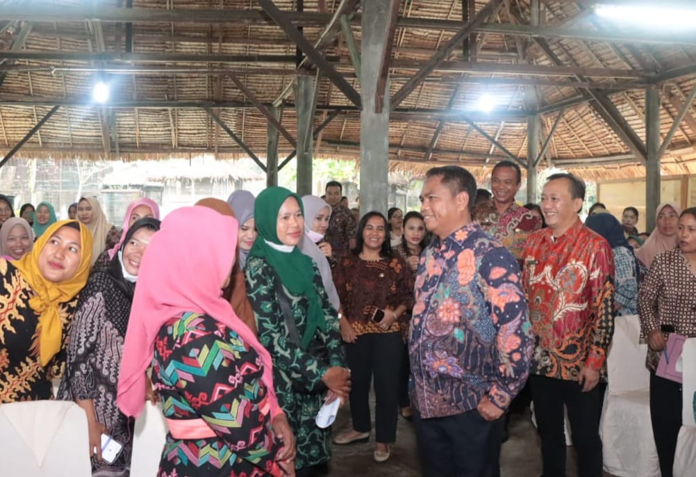 Bupati Sergai H Darma Wijaya didampingi Kepala Dinas Kesehatan Sergai dr Yonly Boelian Dachban menyempatkan berbincang-bincang dengan kader Posyandu peserta workshop, Kamis (12/10/2023). (Dok/Kominfo Sergai)