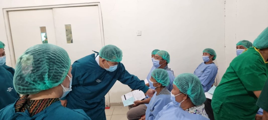 Kepala Dinas Kesehatan Sumut dr Alwi Mujahit Hasibuan MKes menyapa seorang ibu yang menjadi peserta operasi katarak pada momen peringatan Hari Penglihatan Sedunia (World Sight Day), Kamis (12/10/2023). (Dok/Dinkes Sumut)