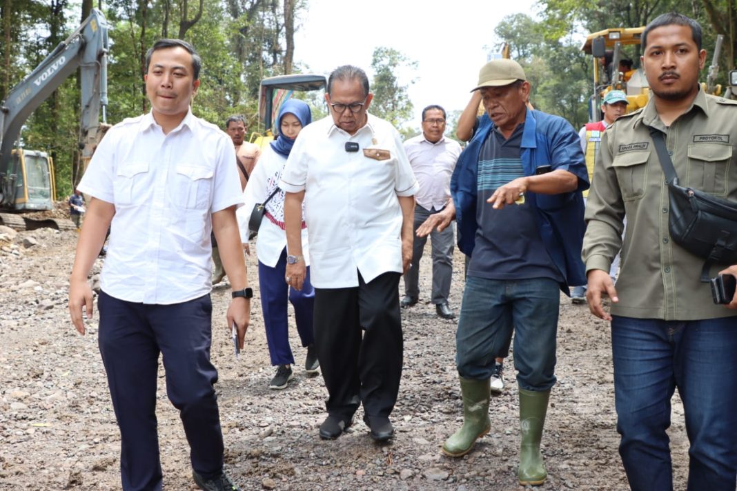 Ketua DPRD Sumut Drs Baskami Ginting bersama Kepala Dinas PUPR Sumut Marlindo, perwakilan PT SMJ sedang meninjau progres pembangunan jalan alternatif/sejajar jurusan Medan-Berastagi via Kutalimbaru di Dusun Tanduk Benua Deliserdang, Kamis (12/10/2023).