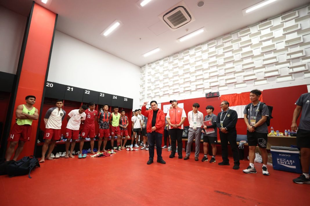 Ketua Umum PSSI Erick Thohir bersama Timnas Indonesia di Stadion Utama Gelora Bung Karno, Kamis (12/10/2023). (Dok/PSSI)