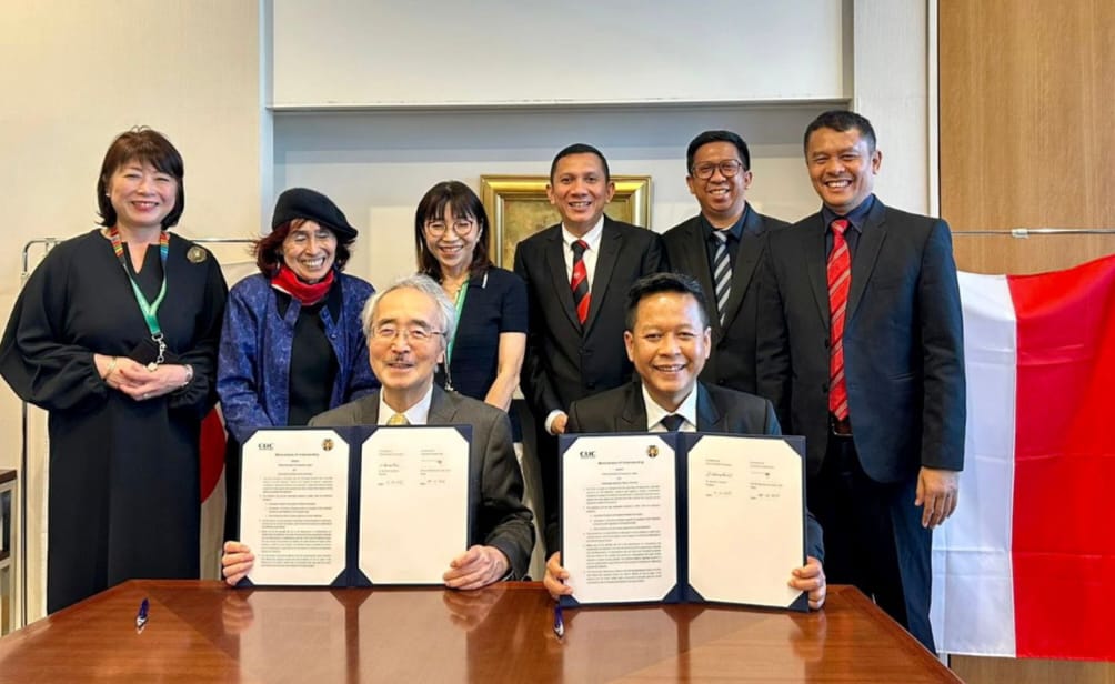 Rektor USU Prof Dr Muryanto Amin SSos MSi dan tim foto bersama dengan President of Chiba University Toshinori Nakayama di Jepang. (Dok/USU)