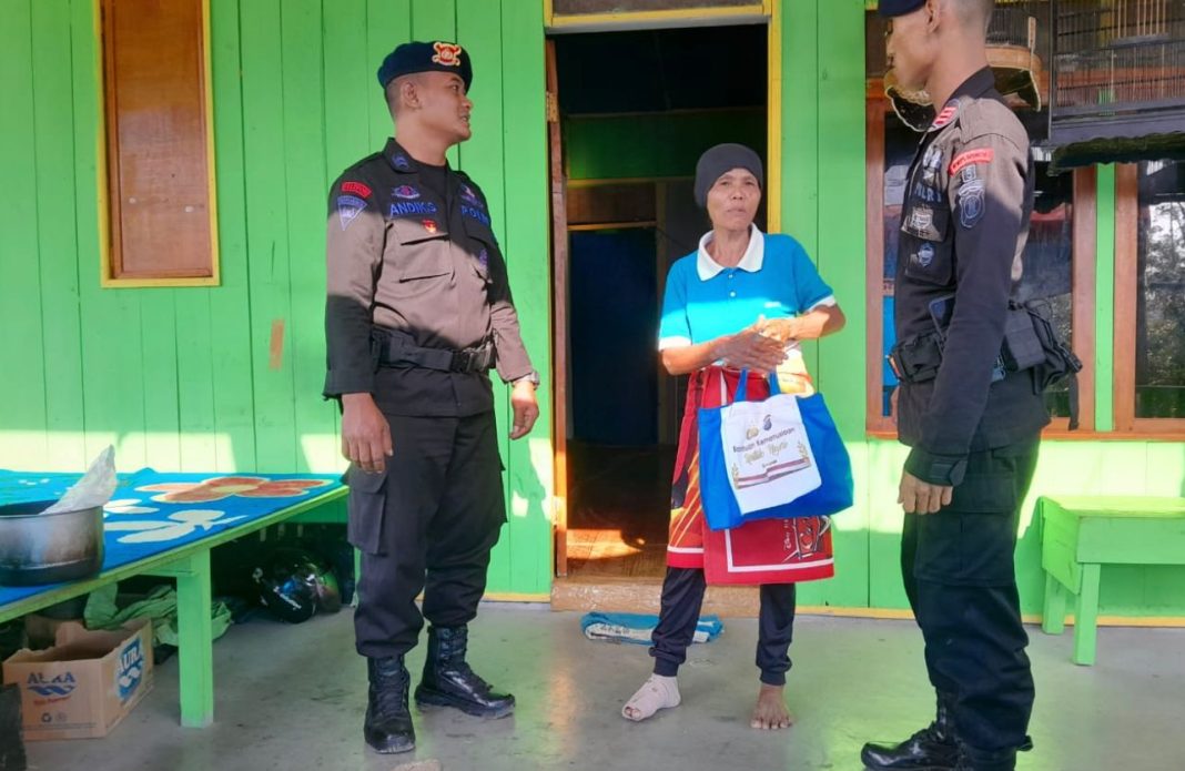 Batalyon C Pelopor Satuan Brimob Polda Kaltim membagikan paket sembako kepada keluarga dengan anak yang mengalami stunting di Kota Balikpapan.