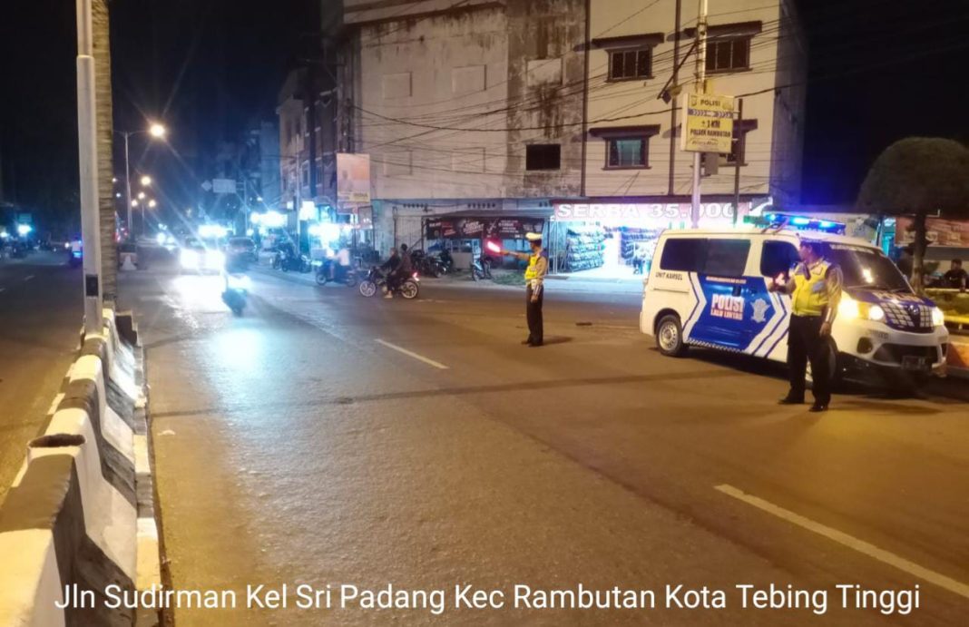 Personel Satlantas Polres Tebingtinggi saat melaksanakan Blue Light Patrol di Jalinsum tepatnya Jalan Sudirman, Kamis (12/10/2023) malam. (Dok/Humas Polres Tebingtinggi)