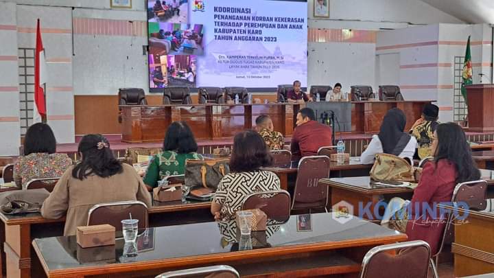 Sekda Karo Drs K Terkelin Purba membuka rapat koordinasi jejaring penanganan korban kekerasan terhadap perempuan dan anak di Aula Kantor Bupati Karo, Jumat (13/10/2023). (Dok/Kominfo Karo)