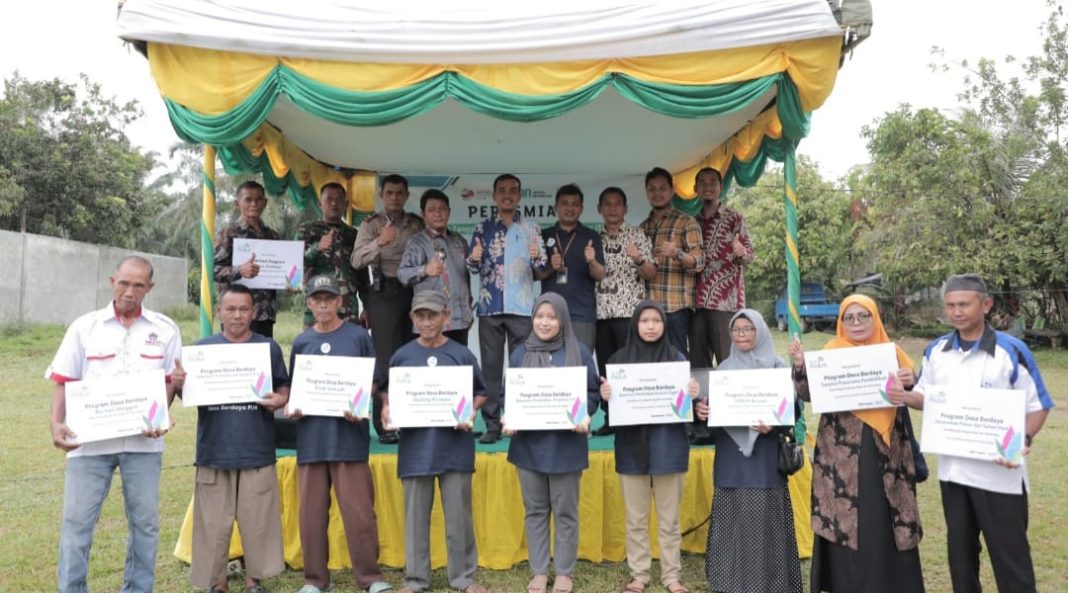 Foto bersama PLN, Pemerintah Kabupaten Deliserdang dan para penerima bantuan TJSL Desa Berdaya, Desa Sialang, Bangun Purba Kabupaten Deliserdang, Kamis (12/10/2023). (Dok/PLN)