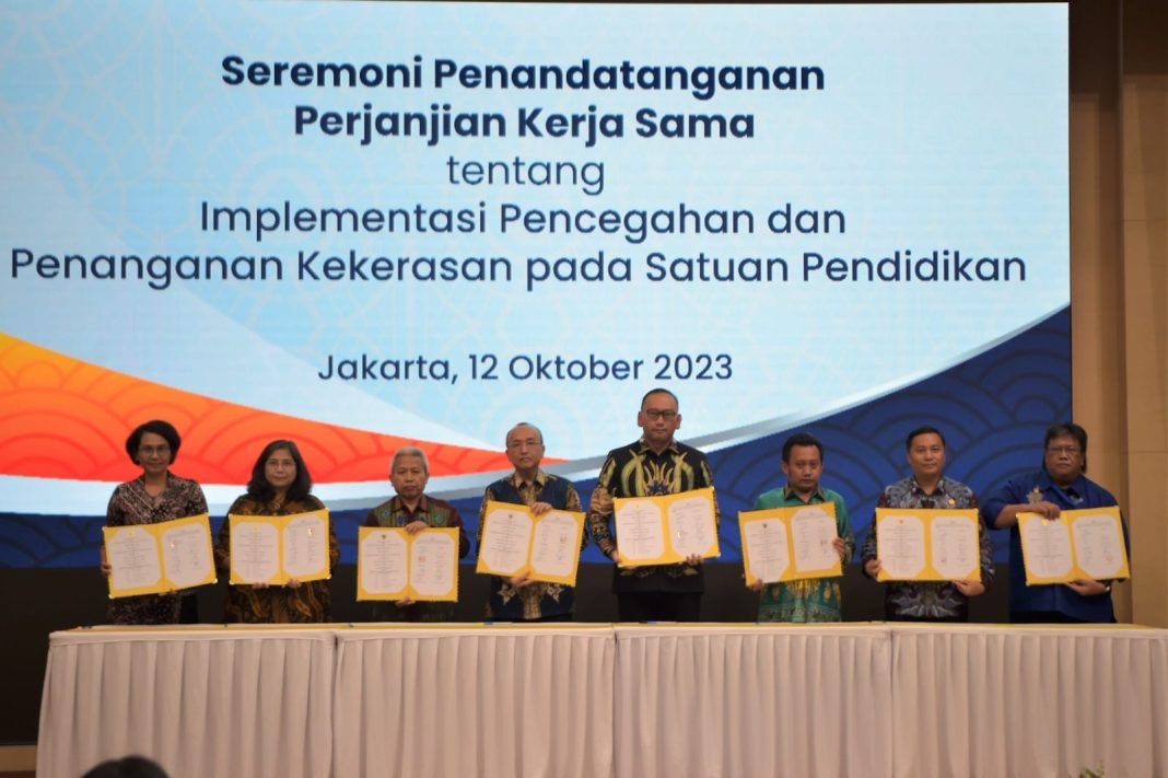 Kemendikbudristek bersama Kemendagri, Kemenag, KemenPPPA, Kemensos, KPAI, Komnas HAM, serta Komnas Disabilitas, foto bersama usai melakukan penandatanganan PKS tentang Implementasi Pencegahan dan Penanganan Kekerasan pada Satuan Pendidikan (PPKSP) di Gedung A Kemendikbudristek, Jakarta, Kamis (12/10/2023). (Dok/Kemendikbudristek RI)