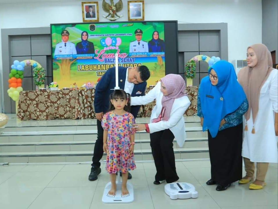 Bupati Labura Hendri Yanto Sitorus menyaksikan perlombaan balita sehat yang digelar Dinas Kesehatan Labura di Aula Ahmad Dewi Syukur, Kantor Bupati Labura, Kamis (12/10/2023). (Dok/Kominfo Labura)