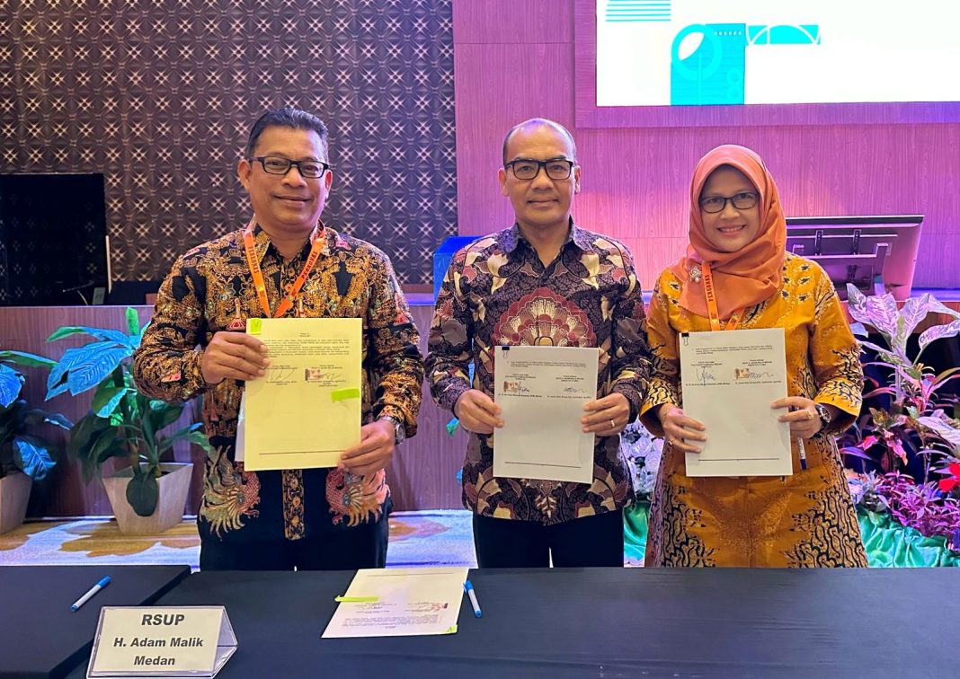 Direktur Utama RSUP H Adam Malik dr Zainal Safri MKed (PD) SpPD-KKV SpJP (K) foto bersama dengan Direktur Poltekkes Aceh dan Direktur Poltekkes Medan usai penandatanganan MoU antara rumah sakit vertikal dengan Poltekkes Kemenkes RI difasilitasi oleh Direktorat Jenderal Tenaga Kesehatan Kemenkes RI telah dilaksanakan di Batam, Kamis (12/10/2023). (Dok/Humas RSUP H Adam Malik)