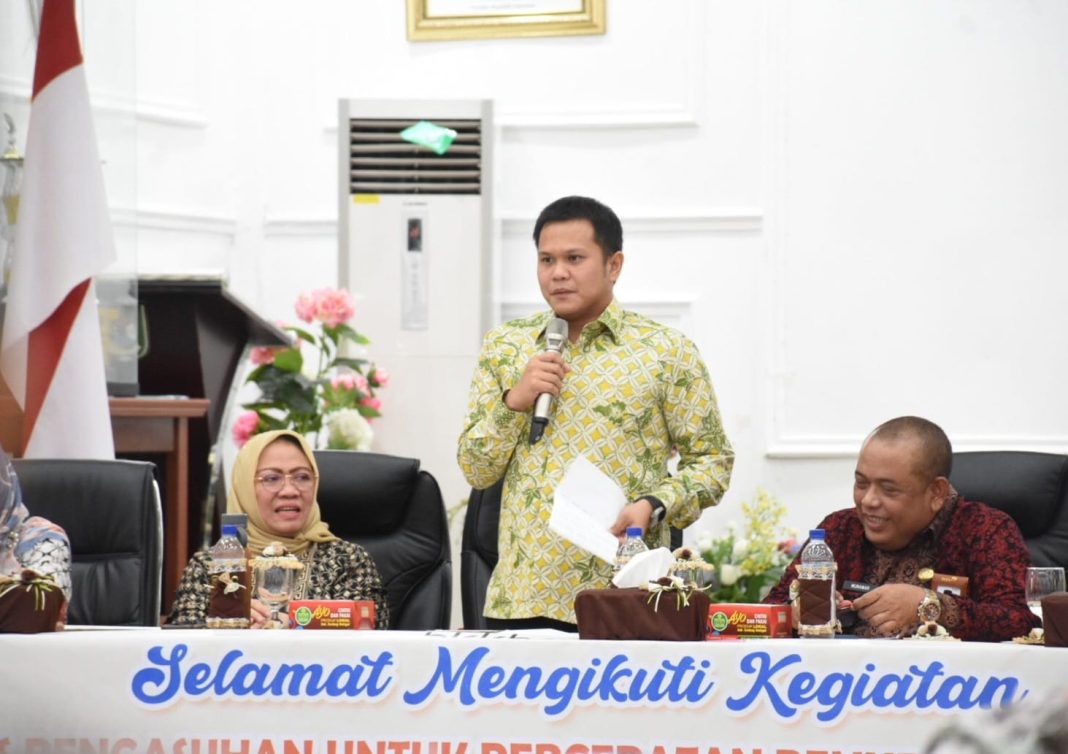 Wakil Bupati Sergai H Adlin Tambunan menyampaikan sambutan saat membuka kelas pengasuhan untuk percepatan penurunan stunting tingkat desa di kelompok BKB seri-3 tahun 2023 di Aula Sultan Serdang Komplek Kantor Bupati di Sei Rampah, Jumat (13/10/2023). (Dok/Kominfo Sergai)