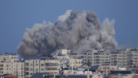 Asap mengepul menyusul serangan udara Israel di Kota Gaza, Kamis (12/10/2023). (Dok/AP Photo/Hatem Moussa)