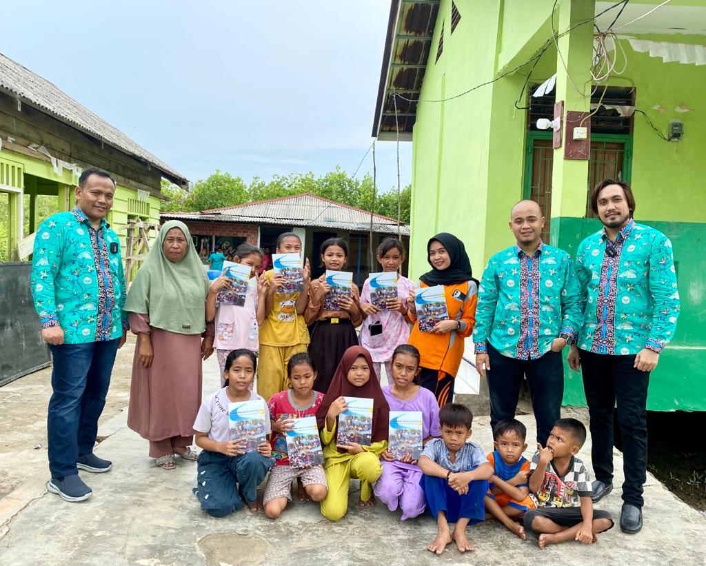 Dosen Unimed yang menyambangi Pondok Belajar Arnila yang berada di Kampung Nelayan Seberang dan foto bersama. (Dok/Humas Unimed)