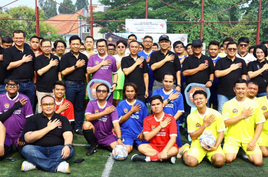 Kadiv Humas Polri Irjen Pol Sandi Nugroho SIK SH MHum membuka acara Seven Soccer yang diikuti seluruh jajaran Divisi Humas dan jurnalis, Sabtu (14/10/2023). (Dok/Humas Polri)