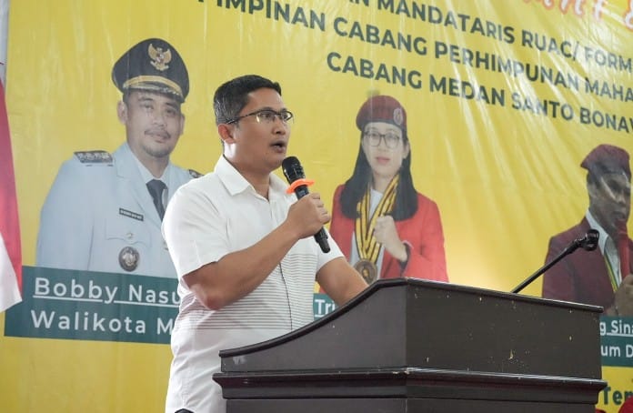 Kepala Dinas Ketenagakerjaan Kota Medan Illyan Chandra Simbolon, pada Pelantikan Mandataris RUAC/Formatur Tunggal/Ketua Presidium dan Dewan Pimpinan Cabang PMKRI Cabang Medan Santo Bonaventura Periode 2023-2025, di Katolik Center, Sabtu (14/10/2023). (Dok/Kominfo Medan)