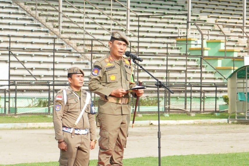 Kasat Pol PP Kota Medan Rakhmat Harahap memimpin apel Batalyon Jalak Cakti ketenteraman dan ketertiban umum (Trantibum) di Stadion Teladan Medan, Sabtu (14/10/2023). (Dok/Kominfo Medan)