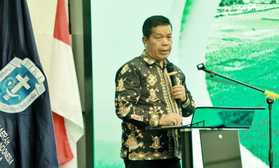 Bupati Simalungun Radiapoh Hasiholan Sinaga menjadi narasumber pada seminar nasional ketahanan pangan di Ball Room Bank Sumut, Jalan Imam Bonjol Medan, Sabtu (14/10/2023). (Dok/Kominfo Simalungun)