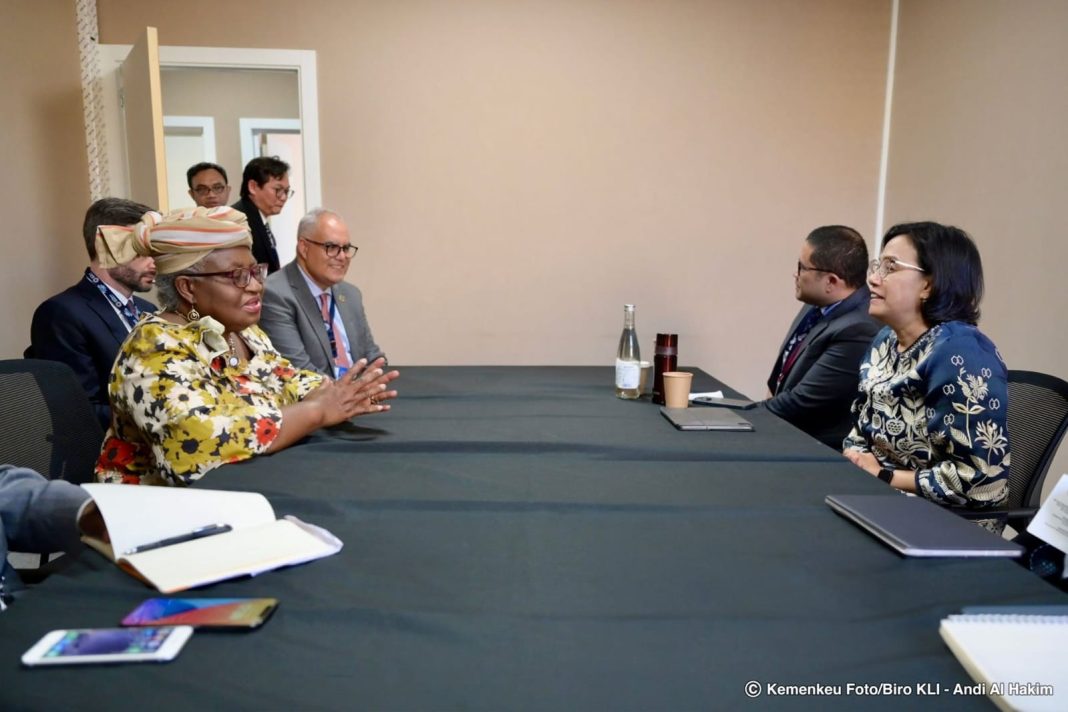 Menkeu RI Sri Mulyani Indrawati melakukan pertemuan bilateral dengan Direktur Jenderal WTO Dr Ngozi Okonjo-Iweala dalam kunjungan kerja ke Maroko, Afrika Utara, Kamis (12/10/2023). (Dok/Kemenkeu RI)