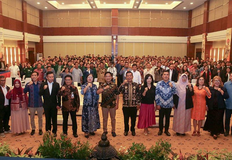 Pj Gubernur Sumut Dr Hassanudin saat menjadi Keynote Speaker Seminar Nasional tentang Ketahanan Pangan yang dilaksanakan PIKI di Ballroom Bank Sumut, Lantai 10, Jalan Imam Bonjol, Nomor 18 Medan, Sabtu (14/10/2023). (Dok/Kominfo Sumut)