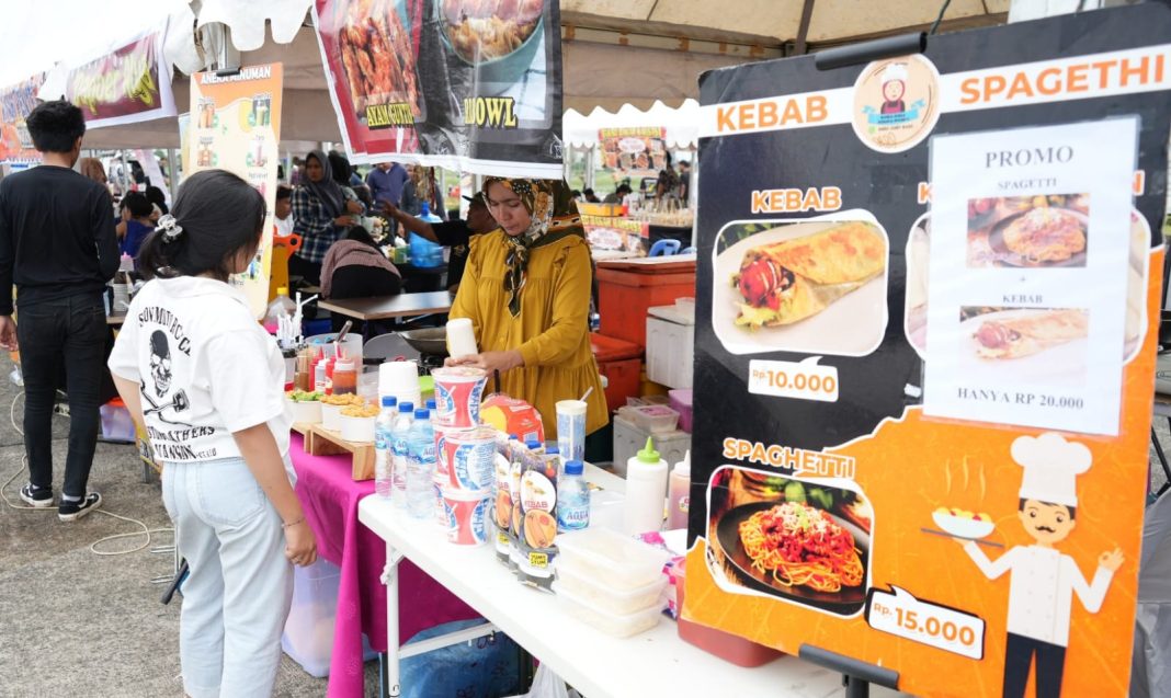 Sejumlah pelaku UMKM binaan Pemko Medan melalui Diskopukmperindag ikut meriahkan RDO Kolaborasi Medan Berkah yang digelar di Eks Bandara Polonia Medan, Minggu (15/10/2023). (Dok/Kominfo Medan)