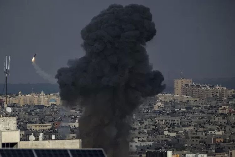 Serangan udara Israel ke Gaza, setelah kelompok Hamas melancarkan serangan udara mendadak ke Israel pada Sabtu (7/10/2023). (EPA-EFE/Mohamed Saber via BBC Indonesia)