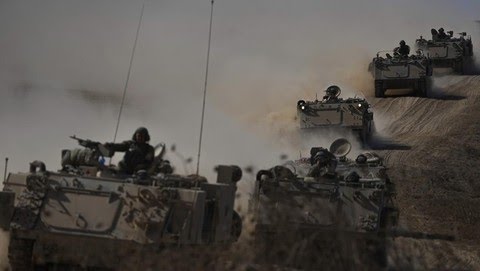 Kendaraan taktis Israel menuju perbatasan Jalur Gaza di Israel selatan pada Jumat. (AP Photo/Ariel Schalit)