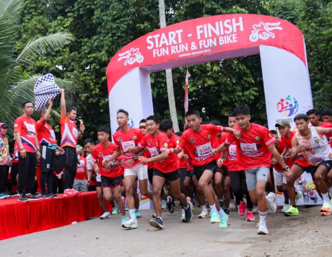 Wakil Bupati Sergai H Adlin Tambunan melepas peserta Fun Run Dambaan Tour De Bahbolon yang digelar Pemkab Sergai menyemarakkan Haornas 2023, Minggu (15/10/2023). (Dok/Kominfo Sergai)
