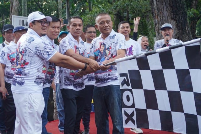 Pegawai dan keluarga Dishub Medan mengikuti Gerak Jalan Santai Bersama Keluarga, Minggu (15/10/2023). (Dok/Kominfo Medan)