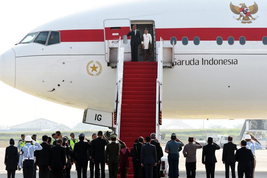 Presiden Jokowi didampingi Ibu Iriana Joko Widodo bertolak kunjungan kerja ke Tiongkok dan Arab Saudi dari dari Bandar Udara Internasional Soekarno-Hatta, Tangerang, Banten, Senin (16/10/2023).