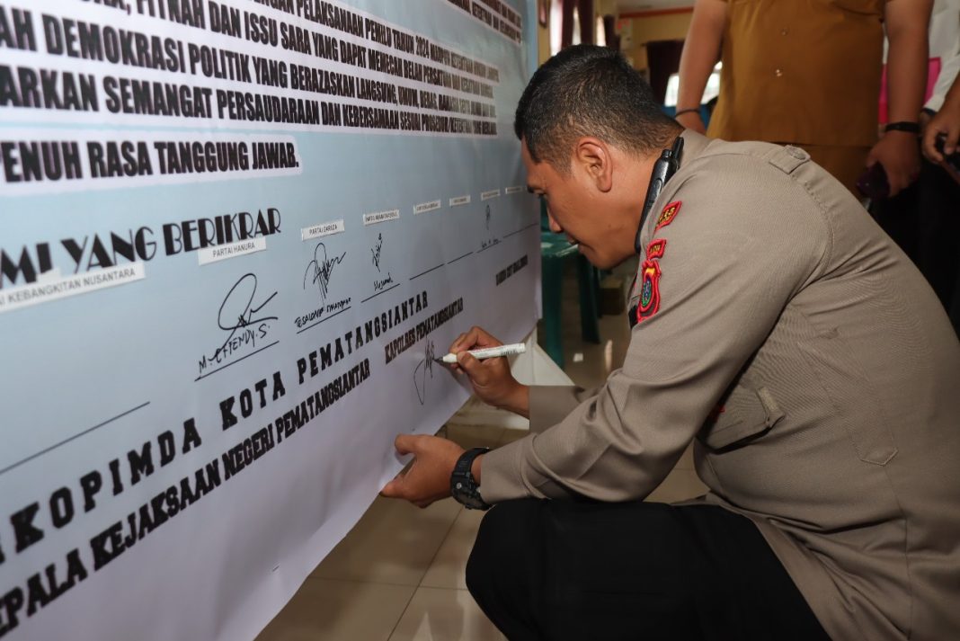 Kapolres Pematangsiantar AKBP Yogen Heroes Baruno menandatangi deklarasi Pemilu damai di Aula Mako Polres Pematangsiantar, Senin (16/10/2023). (Dok/Polres Pematangsiantar)