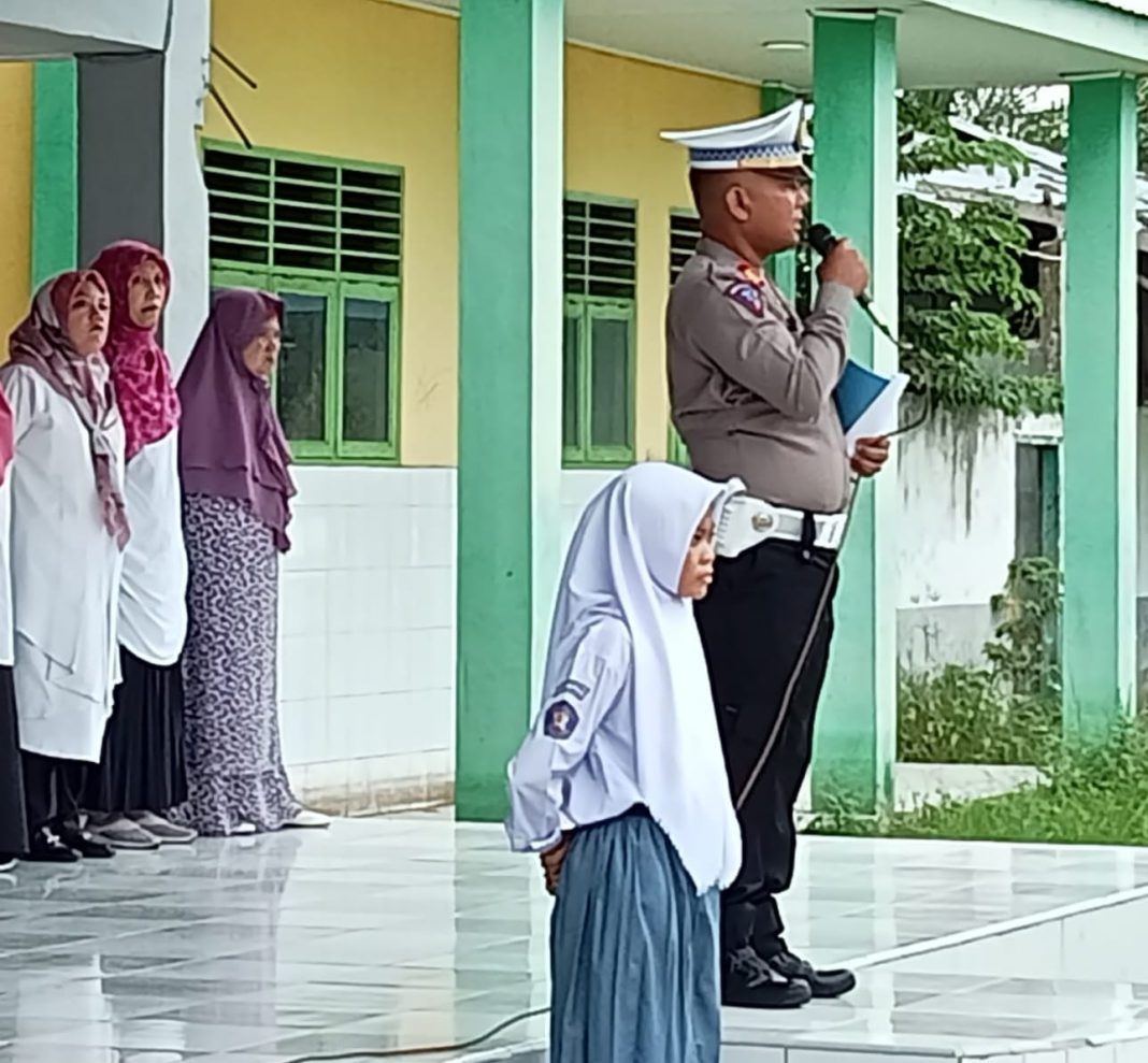 Kasat Lantas Polres Sergai AKP Andita Sitepu memberikan arahan saat bertindak selaku inspektur upacara di SMK Swasta Kartini Utama Sei Rampah, Senin (16/10/2023). (Dok/Lantas Polres Sergai)