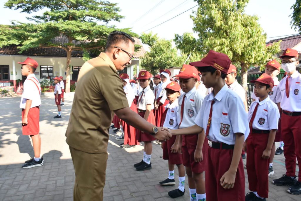 Pj Wali Kota Salatiga Sinoeng N Rachmadi menyalami para siswa saat mendatangi SD Dukuh 01, Senin (16/10/2023). (Dok/Kominfo Jawa Tengah)