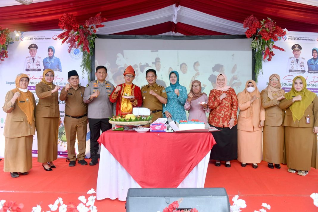 Pj Gubernur Sumut Dr Hassanudin foto bersama Pj Ketua TP PKK Sumut Dessy Hassanudin dan lainnya saat menghadiri peringatan Hari Kesehatan Jiwa Sedunia Tahun 2023 di UPTD Rumah Sakit Jiwa Prof Dr Muhammad Ildrem, Jalan Tali Air, Tuntungan, Medan, Senin (16/10/2023). (Dok/Kominfo Sumut)