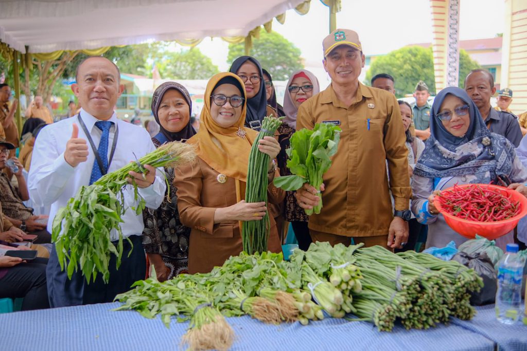 Wali Kota Pematangsiantar dr Susanti Dewayani SpA didampingi Kepala Kantor BI Pematangsiantar Muqorrobin dan jajaran Forkopimda melaunching kegiatan GPM Serentak dalam rangka Hari Pangan Sedunia ke-44 Tahun 2023, di halaman Kantor Dinas Pariwisata, Jalan Singosari Nomor 4 Pematangsiantar, Senin (16/10/2023). (Dok/Kominfo Pematangsiantar)