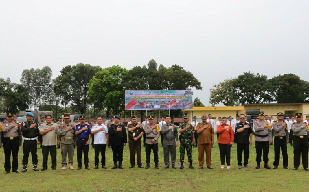 Kapolres Pematangsiantar AKBP Yogen Heroes Baruno foto bersama usai memimpin apel gelar pasukan Ops Mantap Brata Toba 2023-2024 di Lapangan Brimob Kompi II Batalyon B Polda Sumut, Jalan Ahmad Yani, Selasa (17/10/2023).